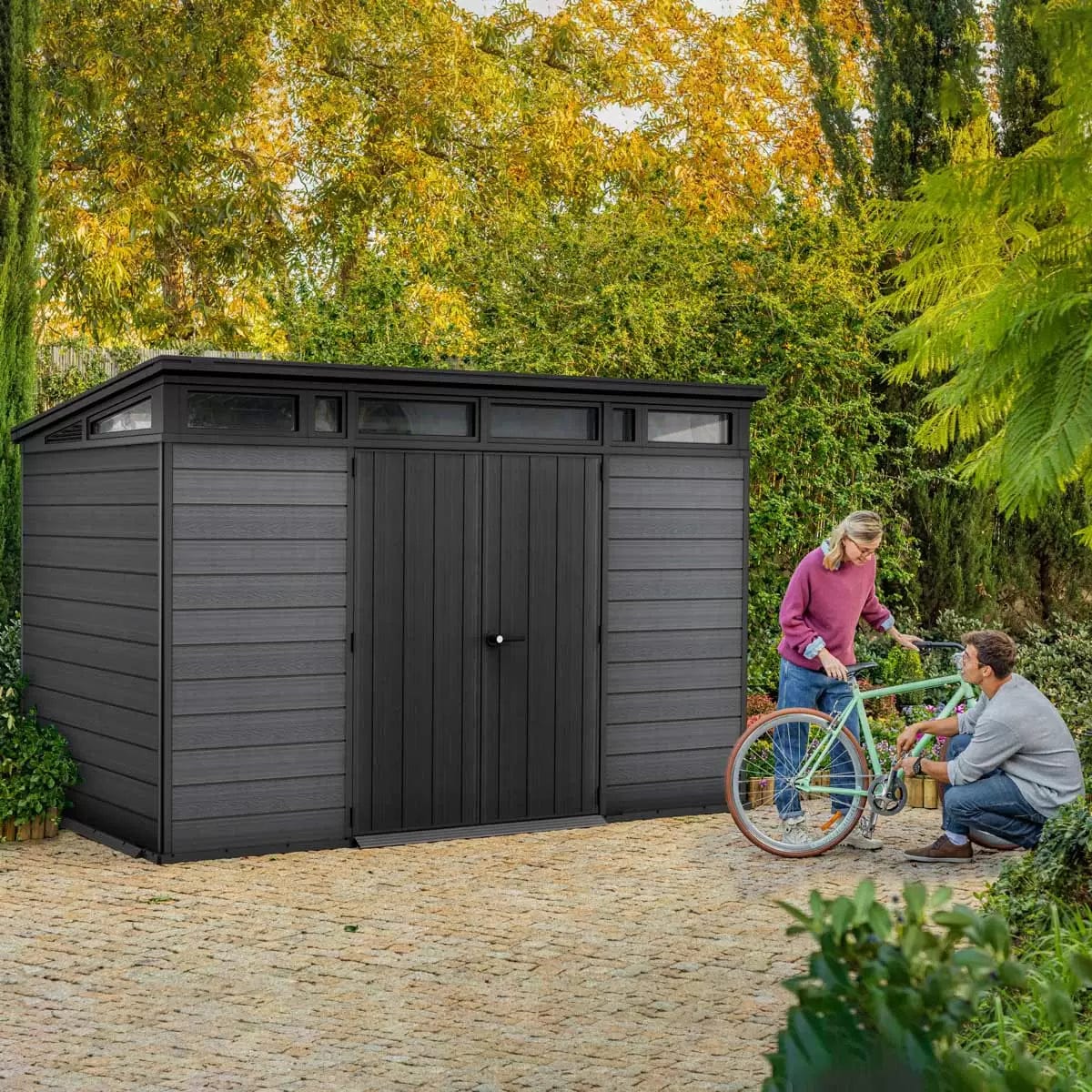 Abri Keter Artisan 7 x 11 pi en résine gris foncé à toit monopente, deux portes, plancher et une fenêtre – Image 3