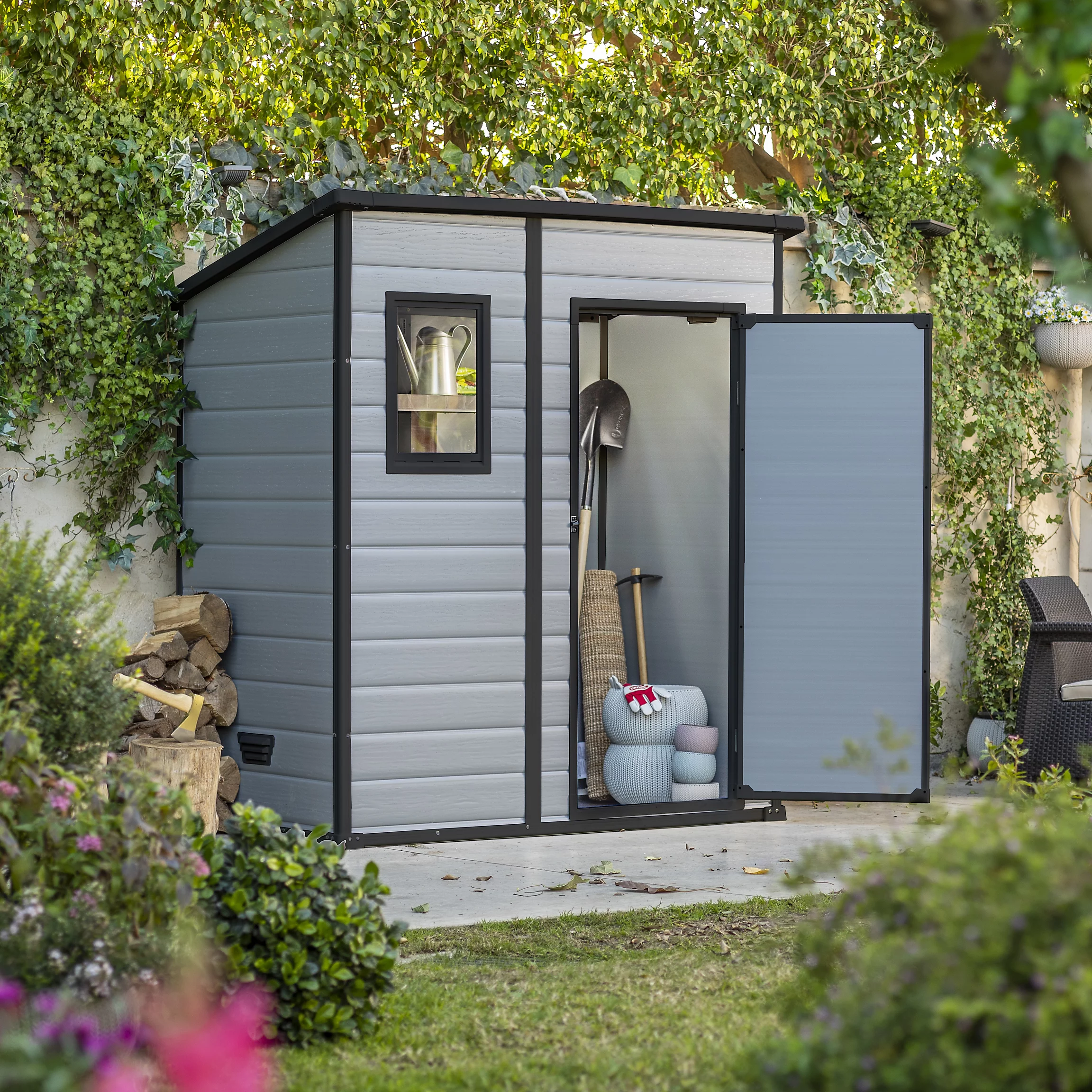 Abri Klikstrom Senner 6 x 4 pi gris à toit monopente, avec plancher et une fenêtre